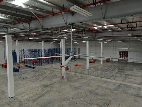 為什么廠房要安裝工業(yè)大風(fēng)扇通風(fēng)降溫呢？